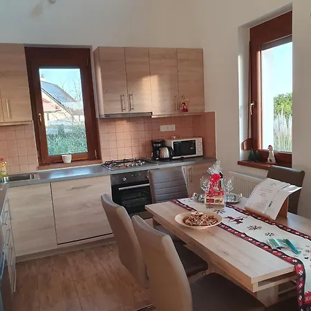 Arvalanyhaj Vendeghaz بيت للعطل *