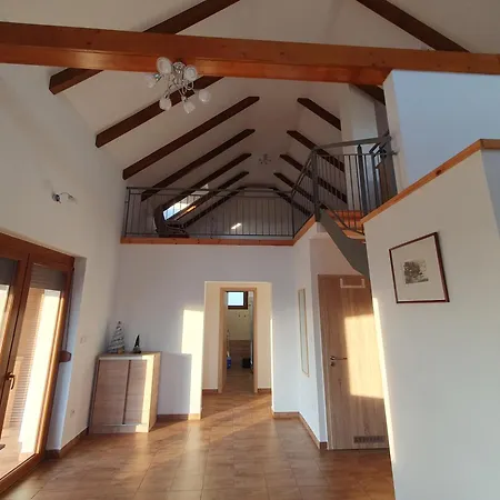 Arvalanyhaj Vendeghaz بيت للعطل *