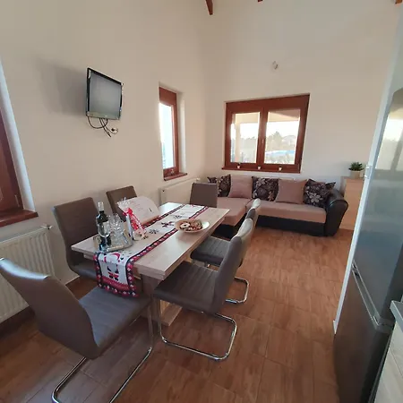 Arvalanyhaj Vendeghaz بيت للعطل