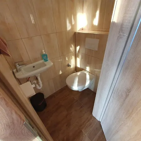 Arvalanyhaj Vendeghaz بالاتوناكالي