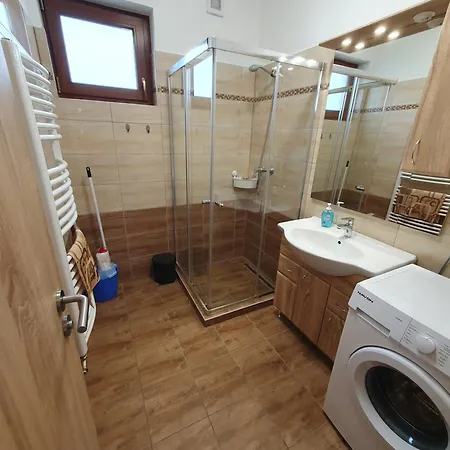 Arvalanyhaj Vendeghaz * بالاتوناكالي