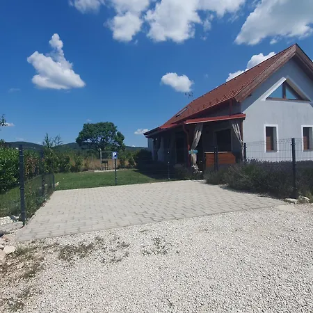 Arvalanyhaj Vendeghaz بيت للعطل