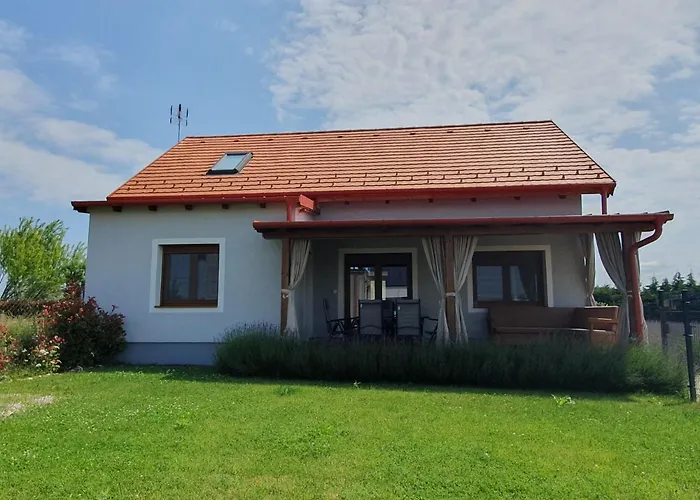 Arvalanyhaj Vendeghaz בלטונאקאלי