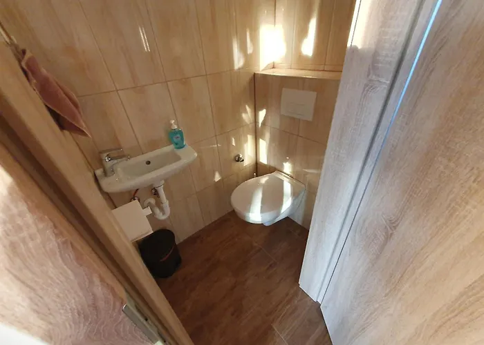 Arvalanyhaj Vendeghaz בלטונאקאלי