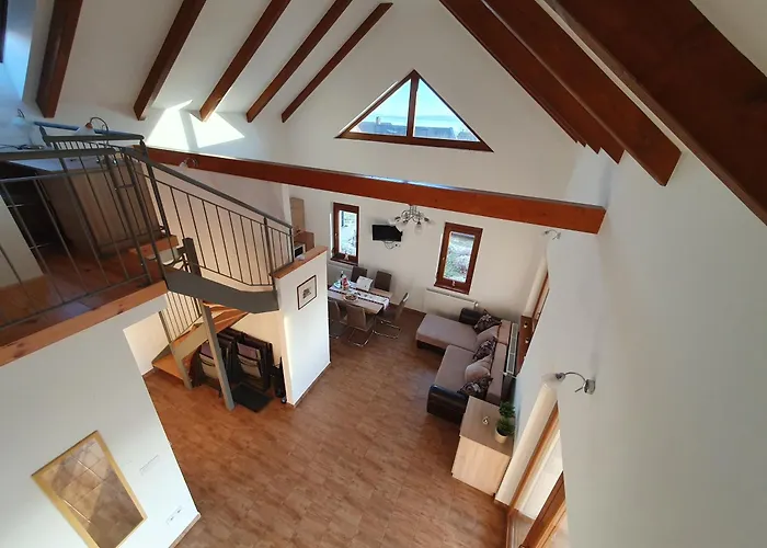 Arvalanyhaj Vendeghaz בלטונאקאלי